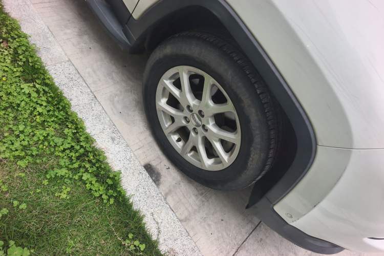 Used Jeep Cherokee 2017 2.4L Leading Edition Right Front Wheel Hub