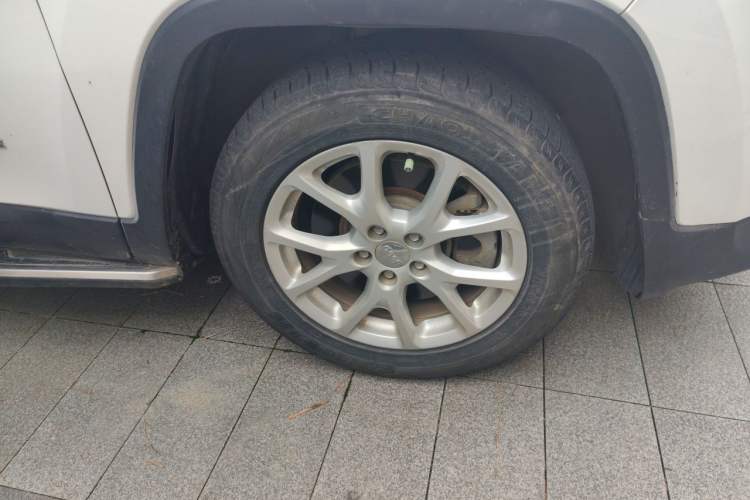 Used Jeep Cherokee 2017 2.0L Superior Edition Right Front Wheel Hub