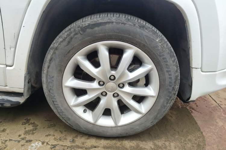 Used Jeep Cherokee 2017 2.4L Professional Smart Edition Right Front Wheel Hub