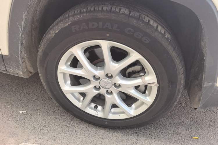 Used Jeep Cherokee 2017 2.0L Superior Edition Right Front Wheel Hub