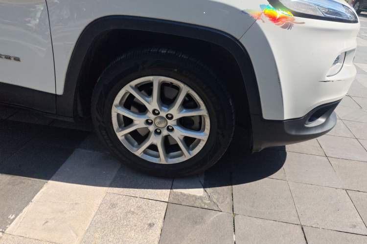 Used Jeep Cherokee 2017 2.0L Superior Edition Right Front Wheel Hub