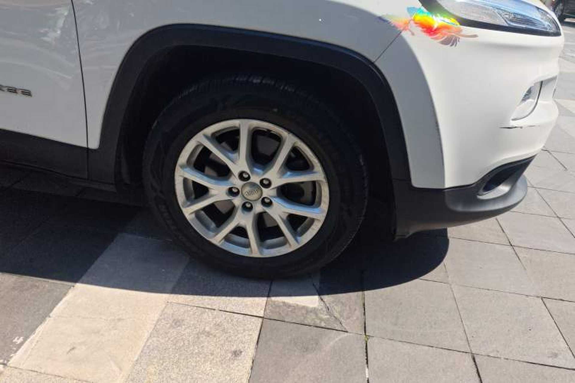 Used Jeep Cherokee 2017 2.0L Superior Edition Right Front Wheel Hub
