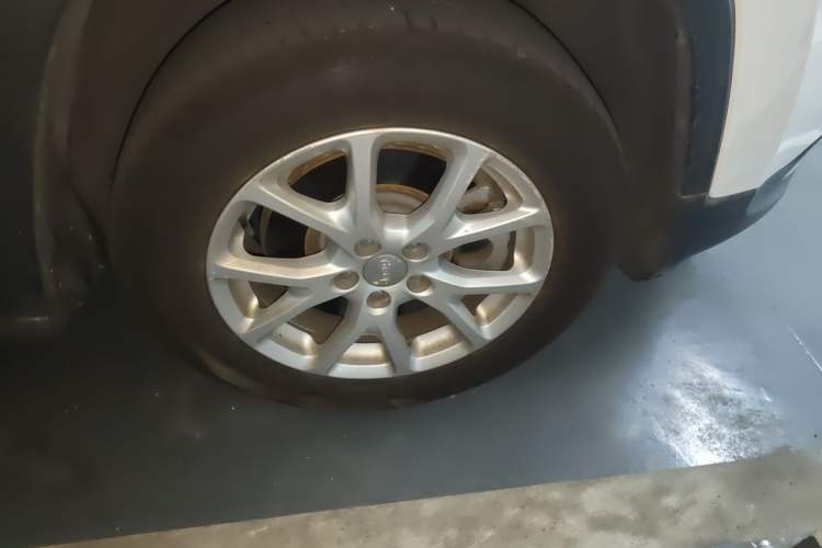 Used Jeep Cherokee 2017 2.4L Leading Smart Edition Right Front Wheel Hub