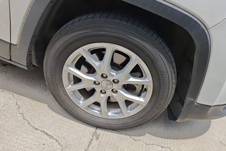 Used Jeep Cherokee 2017 2.0L Superior Edition Right Front Wheel Hub