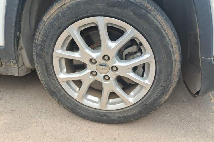 Used Jeep Cherokee 2017 2.0L Leading Edition Right Front Wheel Hub