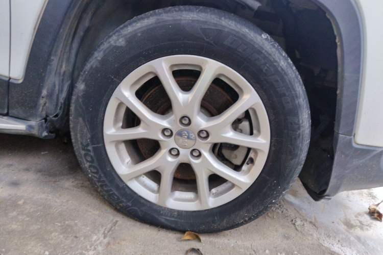 Used Jeep Cherokee 2017 2.4L Leading Edition Right Front Wheel Hub