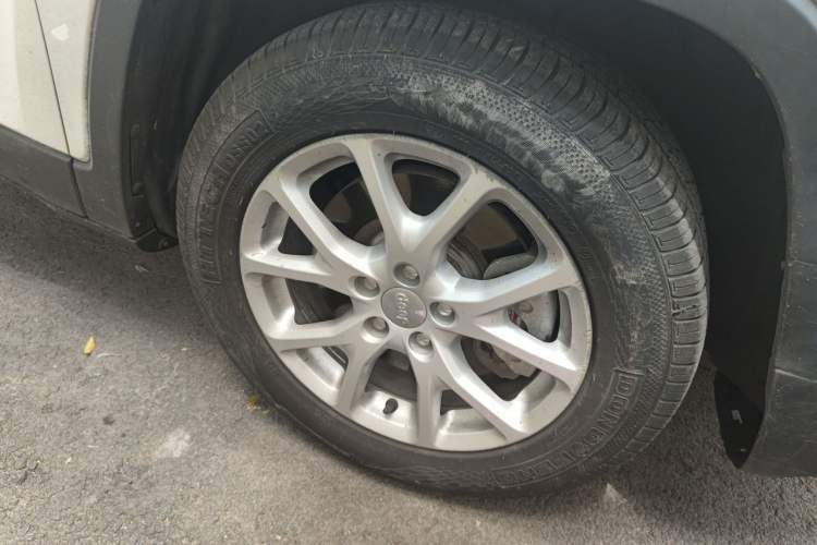 Used Jeep Cherokee 2017 2.0L Superior Edition Right Front Wheel Hub