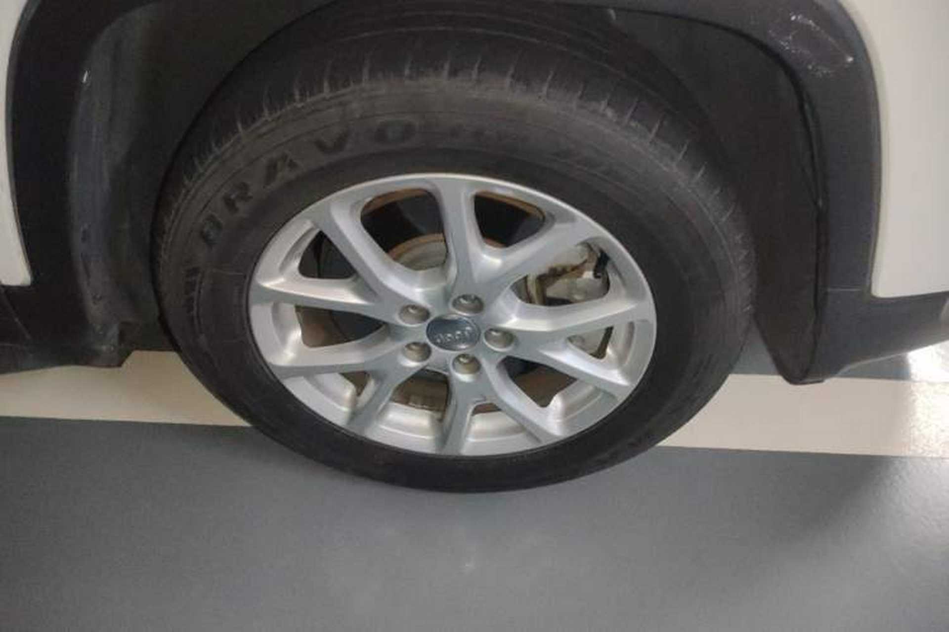 Used Jeep Cherokee 2017 2.0L Superior Edition Right Front Wheel Hub