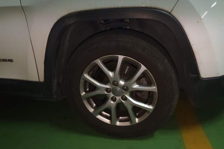 Used Jeep Cherokee 2017 2.4L Leading Smart Edition Right Front Wheel Hub