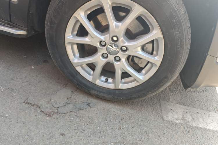 Used Jeep Cherokee 2017 2.0L Superior Edition Right Front Wheel Hub