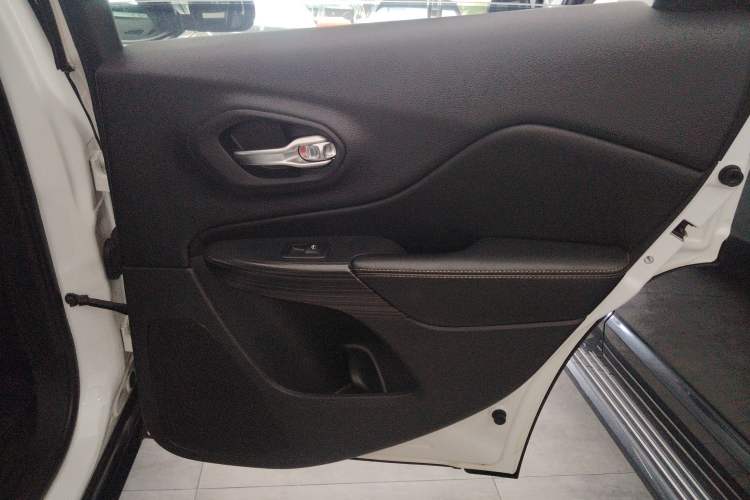 Used Jeep Cherokee 2017 2.0L Superior Edition Right Rear Door Interior