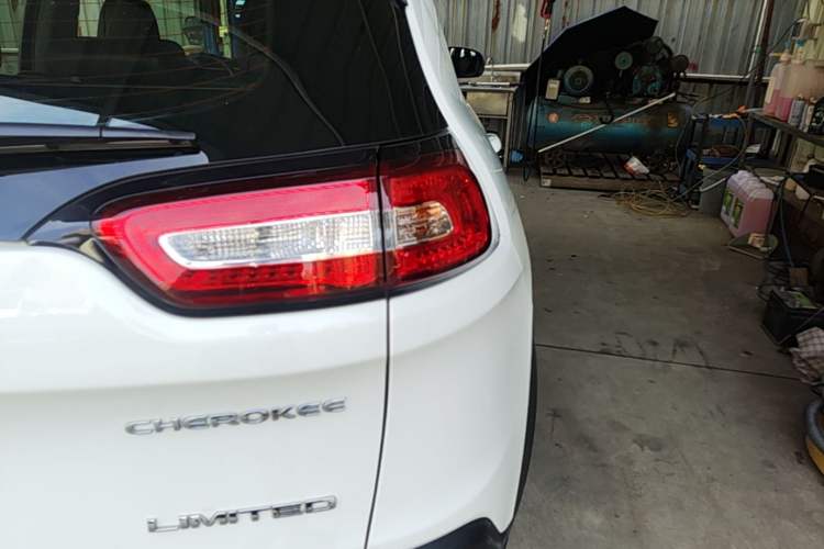Used Jeep Cherokee 2017 2.4L Leading Smart Edition Right Rear Taillight