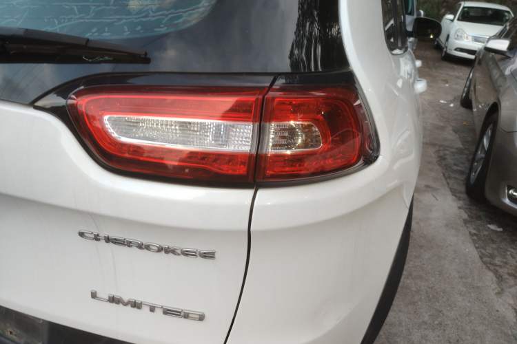 Used Jeep Cherokee 2017 2.4L Leading Edition Right Rear Taillight