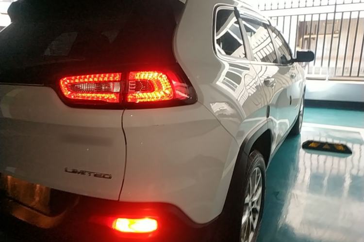 Used Jeep Cherokee 2017 2.4L Leading Edition Right Rear Taillight
