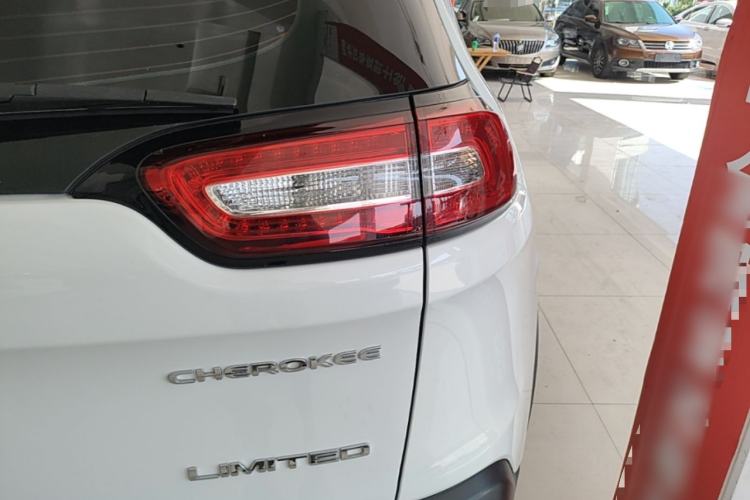 Used Jeep Cherokee 2017 2.4L Leading Edition Right Rear Taillight