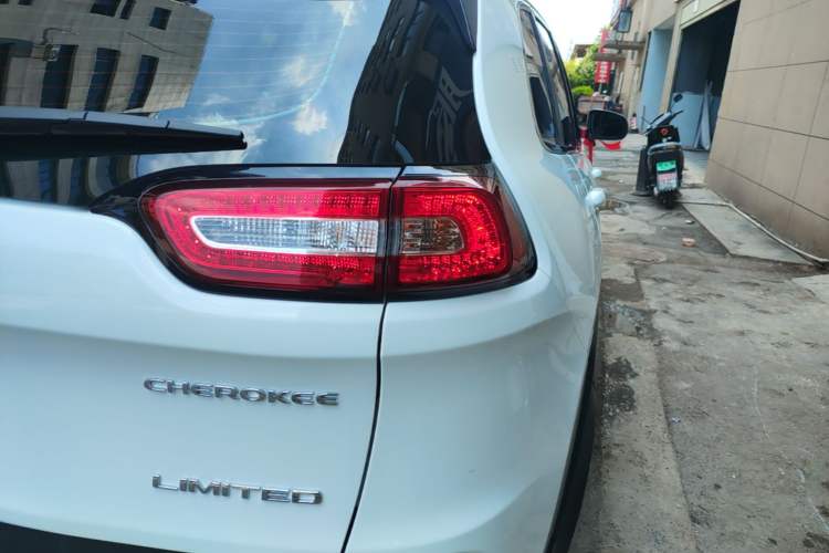 Used Jeep Cherokee 2017 2.0L Superior Edition Right Rear Taillight