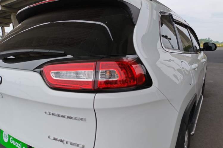 Used Jeep Cherokee 2017 2.0L Superior Edition Right Rear Taillight