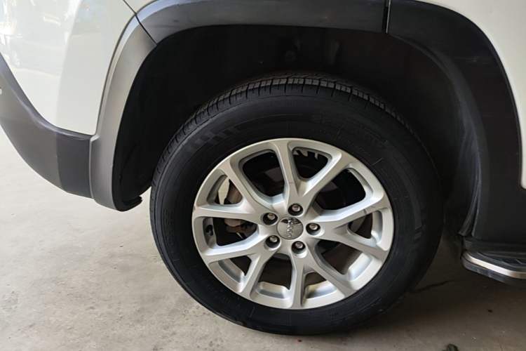 Used Jeep Cherokee 2017 2.4L Leading Smart Edition Right Rear Wheel Hub