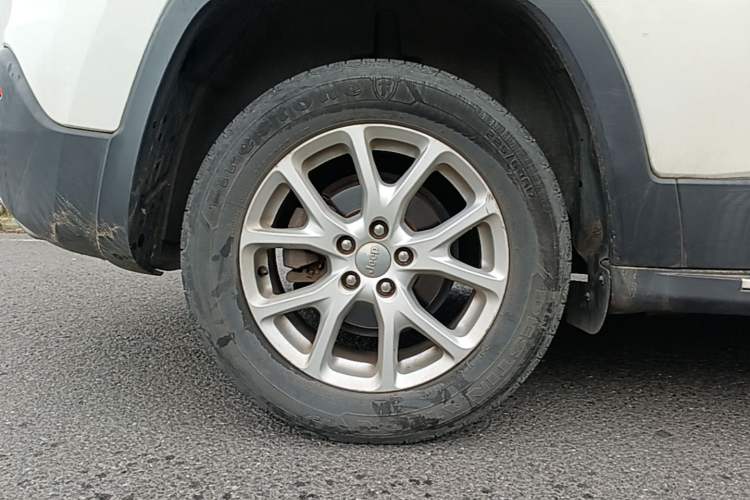 Used Jeep Cherokee 2017 2.4L Leading Smart Edition Right Rear Wheel Hub