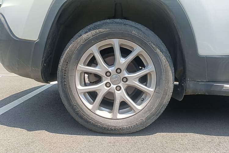 Used Jeep Cherokee 2017 2.4L Leading Smart Edition Right Rear Wheel Hub