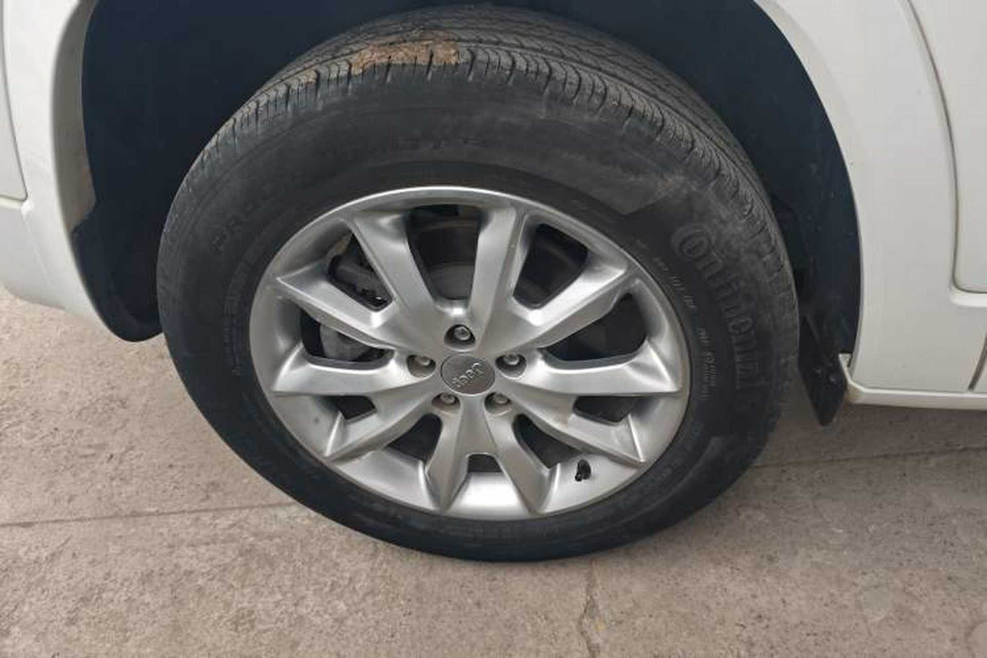Used Jeep Cherokee 2017 2.4L Professional Smart Edition Right Rear Wheel Hub