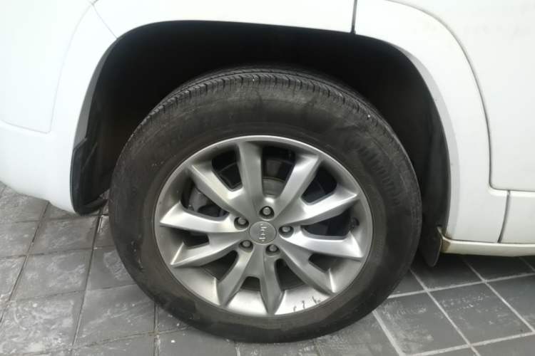 Used Jeep Cherokee 2017 2.4L Professional Edition Right Rear Wheel Hub