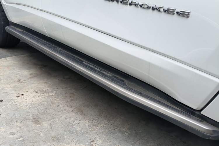 Used Jeep Cherokee 2017 2.4L Superior Edition Right Side Sill