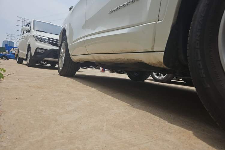 Used Jeep Cherokee 2017 2.4L Excellence Edition Right Side Sill
