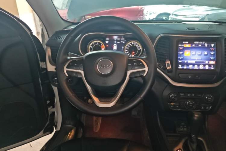 Used Jeep Cherokee 2017 2.0L Superior Edition Steering Wheel