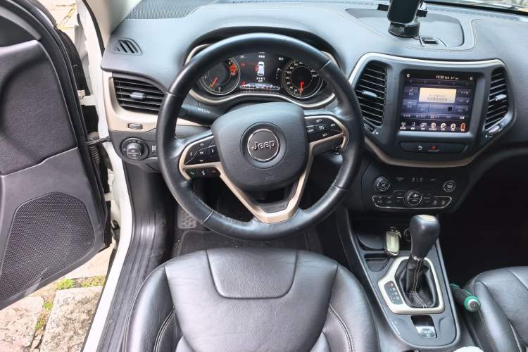 Used Jeep Cherokee 2017 2.4L Leading Smart Edition Steering Wheel