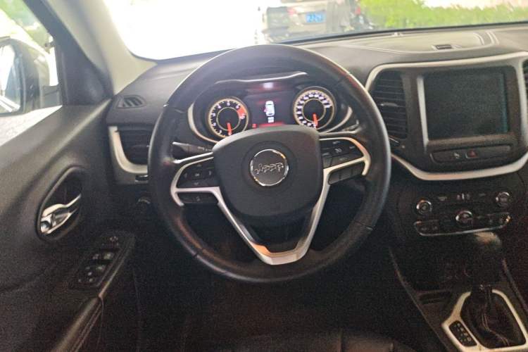 Used Jeep Cherokee 2017 2.0L Superior Edition Steering Wheel