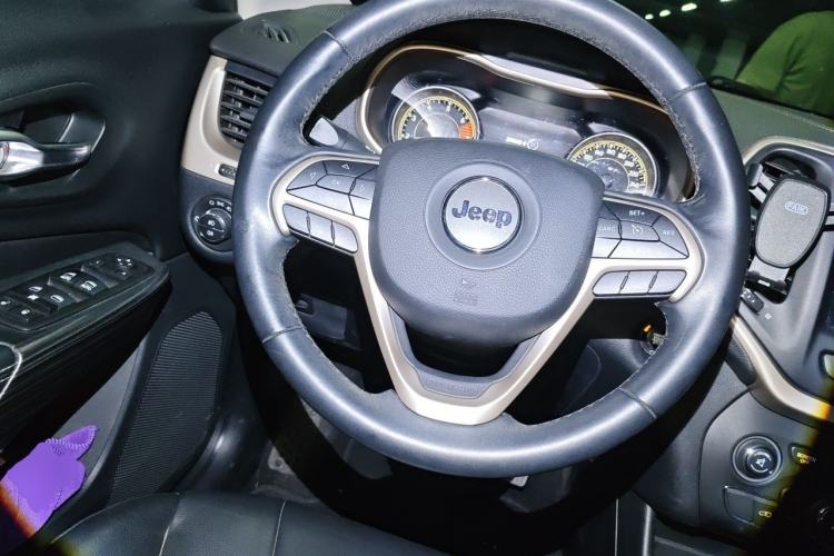 Used Jeep Cherokee 2017 2.0L Superior Edition Steering Wheel