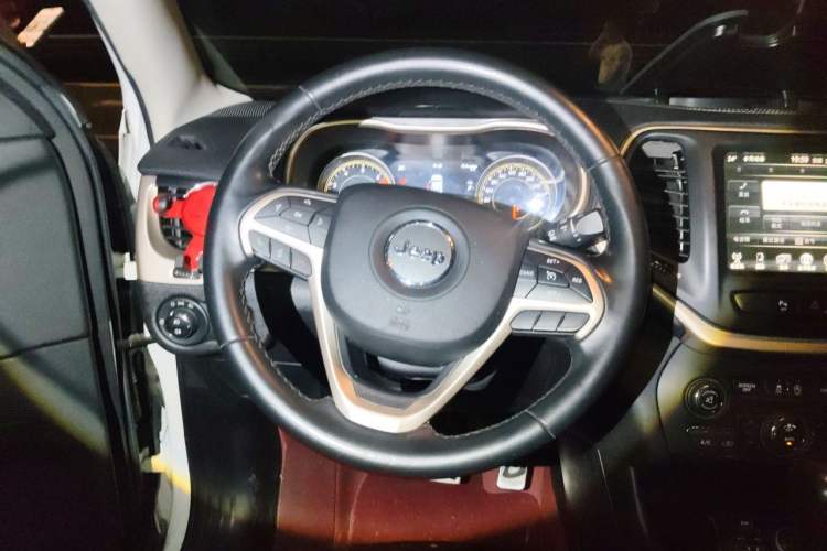 Used Jeep Cherokee 2017 2.0L Superior Edition Steering Wheel