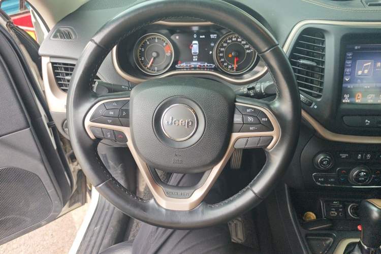 Used Jeep Cherokee 2017 2.0L Superior Edition Steering Wheel