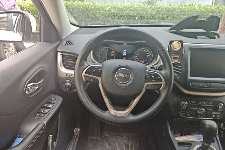 Used Jeep Cherokee 2017 2.0L Superior Edition Steering Wheel