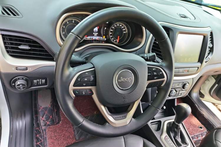 Used Jeep Cherokee 2017 2.0L Superior Edition Steering Wheel