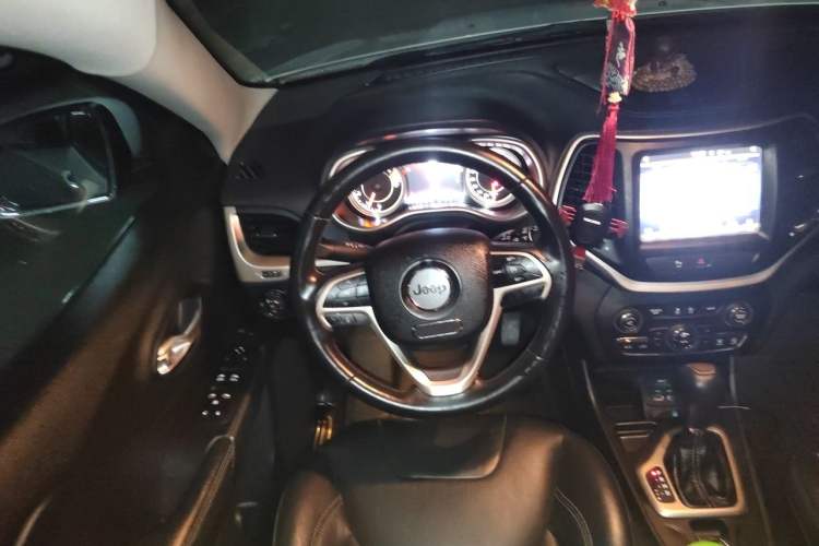 Used Jeep Cherokee 2017 2.0L Superior Edition Steering Wheel