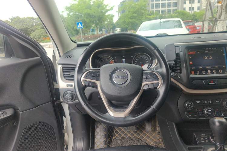 Used Jeep Cherokee 2017 2.0L Superior Edition Steering Wheel