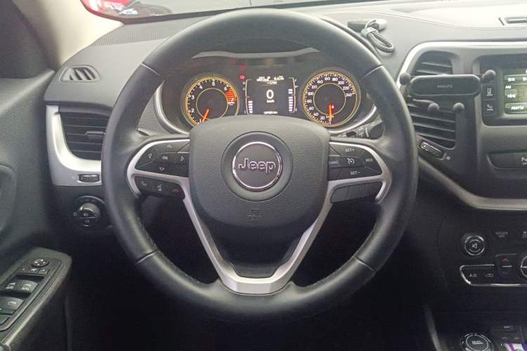 Used Jeep Cherokee 2017 2.4L Professional Edition Steering Wheel