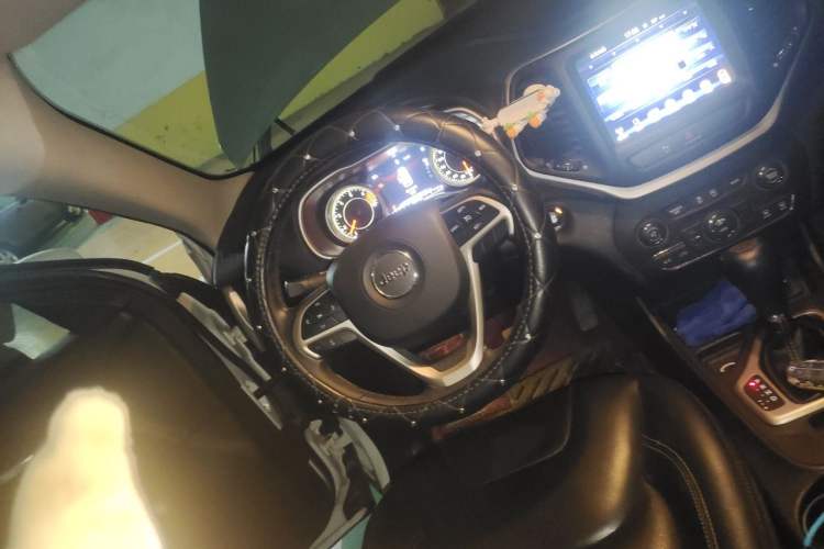 Used Jeep Cherokee 2017 2.0L Superior Edition Steering Wheel