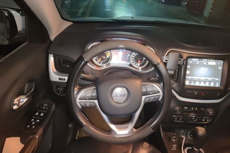 Used Jeep Cherokee 2017 2.4L Professional Smart Edition Steering Wheel