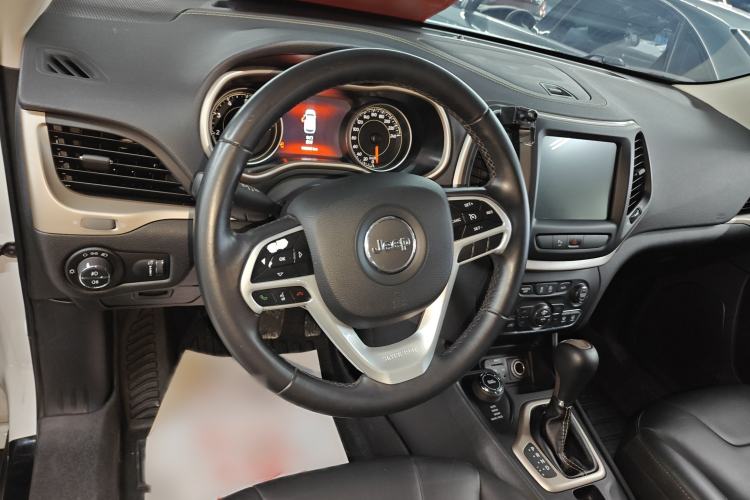 Used Jeep Cherokee 2017 2.4L Professional Smart Edition Steering Wheel