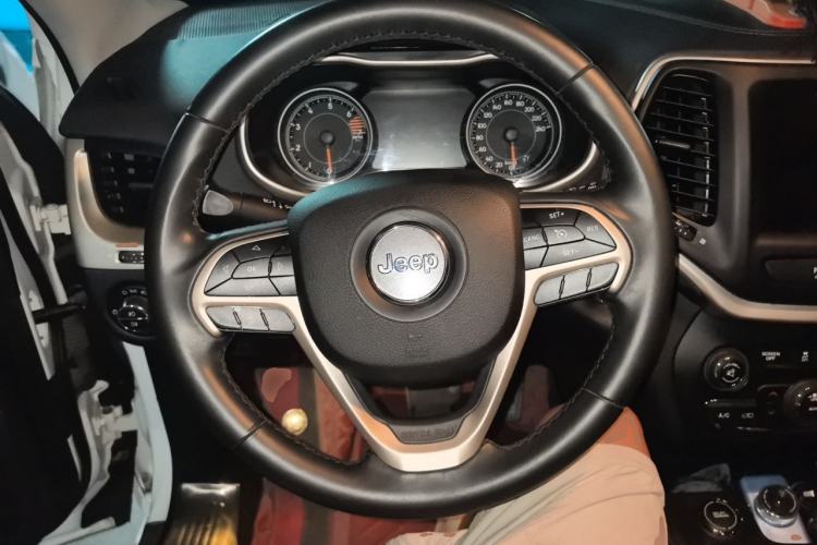 Used Jeep Cherokee 2017 2.4L Professional Smart Edition Steering Wheel