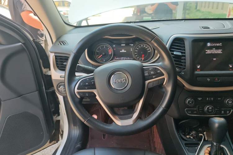 Used Jeep Cherokee 2017 2.0L Superior Edition Steering Wheel