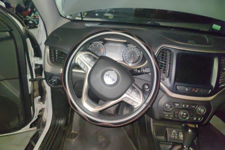 Used Jeep Cherokee 2017 2.0L Superior Edition Steering Wheel