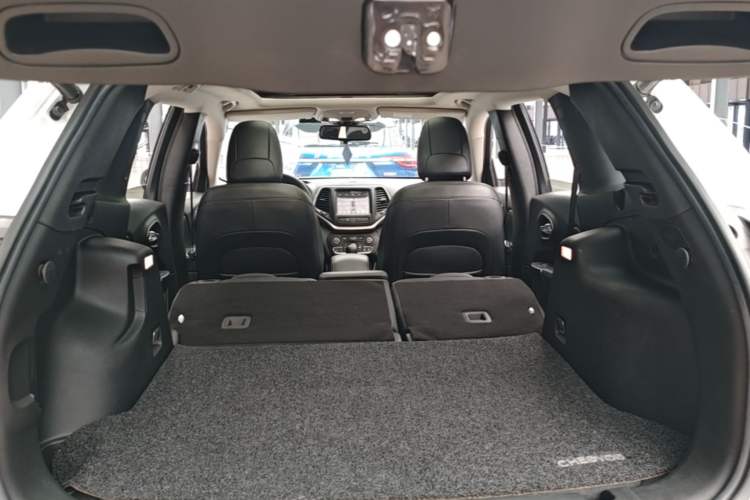 Used Jeep Cherokee 2017 2.0L Superior Edition Trunk