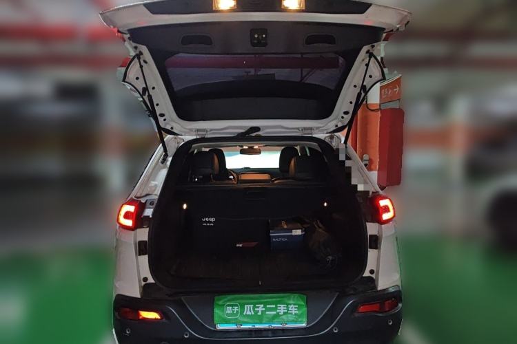 Used Jeep Cherokee 2017 2.0L Superior Edition Trunk