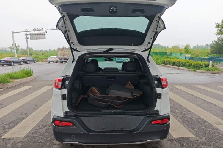 Used Jeep Cherokee 2017 2.0L Superior Edition Trunk