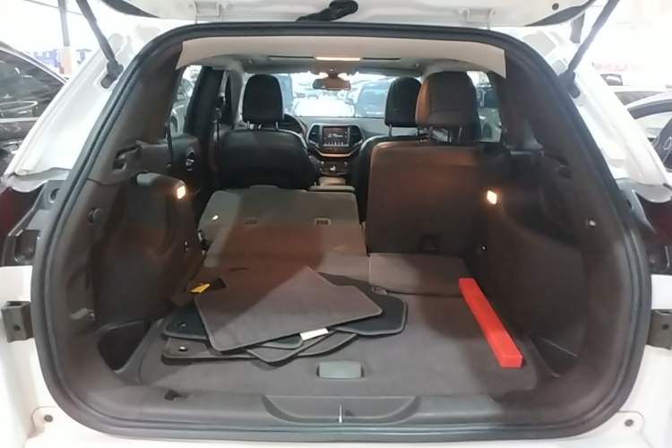 Used Jeep Cherokee 2017 2.4L Professional Smart Edition Trunk