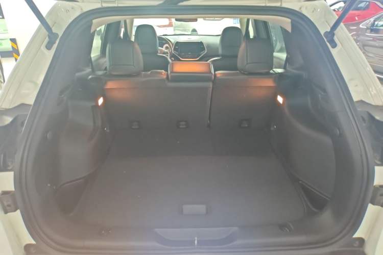 Used Jeep Cherokee 2017 2.0L Superior Edition Trunk
